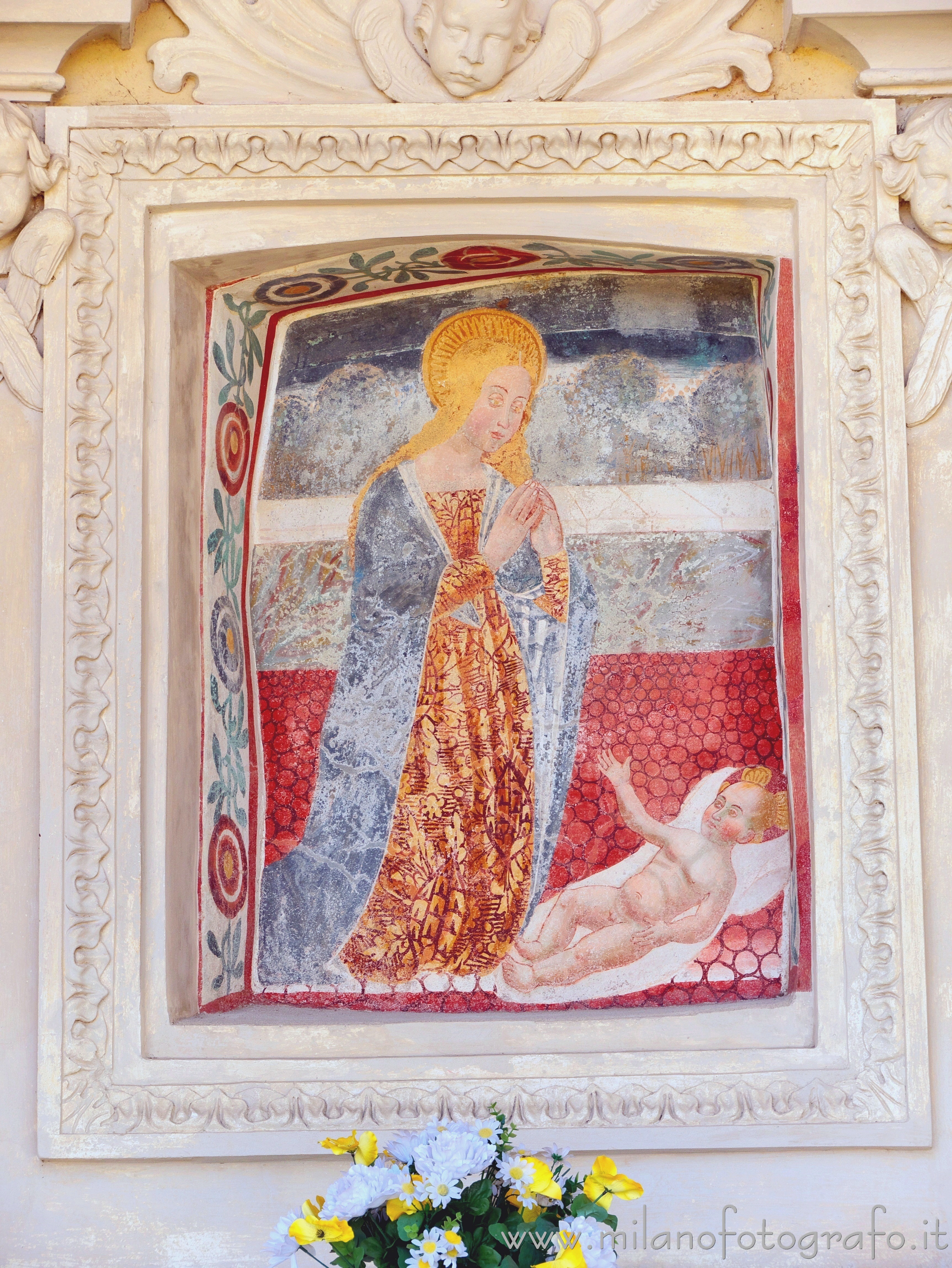 Momo (Novara) - Madonna del Presepe sulla parete posteriore dell'Oratorio della Santissima Trinità